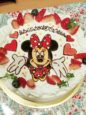 “アンパンマンから成長して、今年はミニーちゃんのケーキ” アンパンマンから成長して、今年はミニーちゃんのケーキ