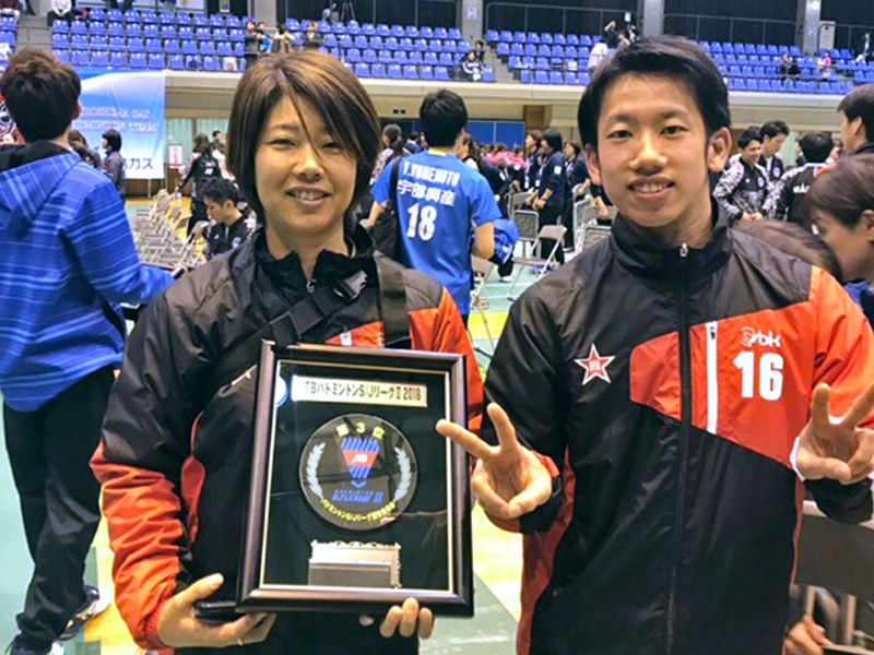 3位の盾とケアをしてくれたトレーナーの山本さん 3位の盾とケアをしてくれたトレーナーの山本さん