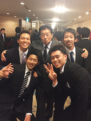 明石先生とOBと一緒に 明石先生とOBと一緒に