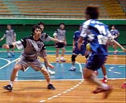 1対1を守る岸川選手
