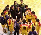 タイムアウト中に選手に指示を出す 清水監督