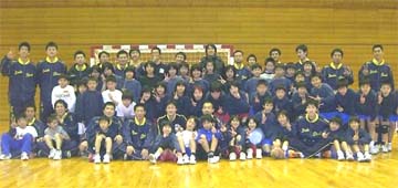 試合後、講習会での集合写真(東海ハンドボールスクールの子供たちと共に)