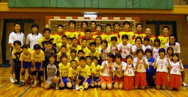 東海ハンドボールスクールの子どもたちと記念撮影