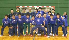 2012年ロンドンオリンピック出場権獲得に向けて「〜忘れない〜」Tシャツを着て記念撮影