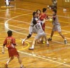 必死にディフェンスするフェニックスセブン