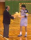 10月21日に達成した通算600得点の花束を受ける 白選手