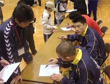 ファンにサインをするフェニックスセブン