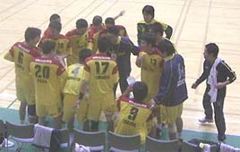 タイムアウト中、作戦を確認するフェニックス