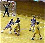 ディフェンスをするフェニックス