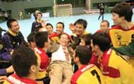 胴上げされる 久村オーナー