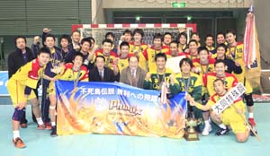 優勝旗を手に記念撮影するフェニックス