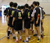 円陣を組み、気合いを入れる