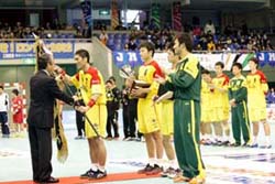 「リーグ優勝旗」を受け取る地引選手