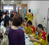 ファンサービスに対応する選手たち
