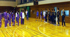 熱心に指導を受ける未来のスター選手たち