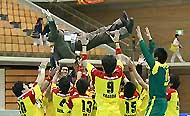 胴上げされる 久村オーナー