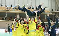 最優秀監督賞に選ばれ胴上げされる清水監督 