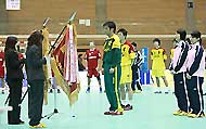 好セーブを連発し 優勝旗を受け取るキャプテン 高木選手