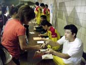 サインに応じるフェニックス選手