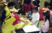 サインに応じる選手たち