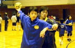 シュートを指導する末松選手