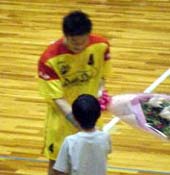 記念の花束を受け取る末松選手