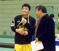 インタビューを受ける白選手