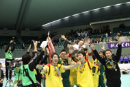 胴上げされる久村オーナー