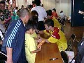 サインに応える選手達