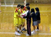 地元選手として花束をもらう3選手