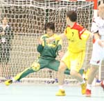 シュートを止める荻田選手