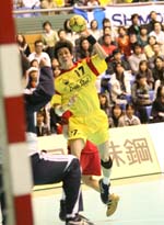 シュートする山本選手
