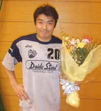 お祝いの花束に微笑む白選手