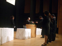 代表で賞状を受取る高木選手