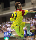 シュートする李選手