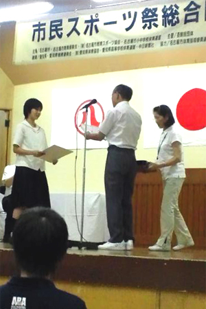 代表で表彰された中学生バスケット選手