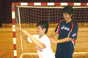基本の構えを教える久保選手