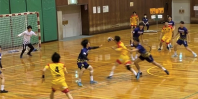 果敢に攻め込む 果敢に攻め込む