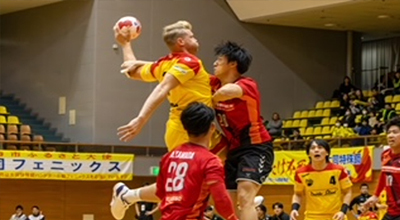 この試合9得点叩き込むデネル選手