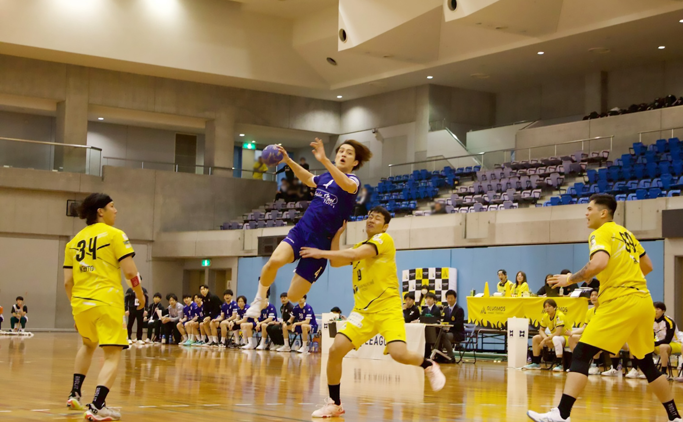 相手3人のブロックをかわしながらシュートを放つ藤坂選手。