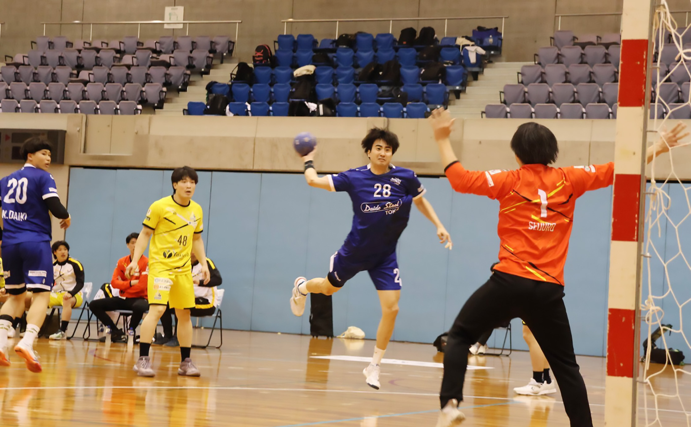 鋭いカットインからシュートを放つ中田選手。