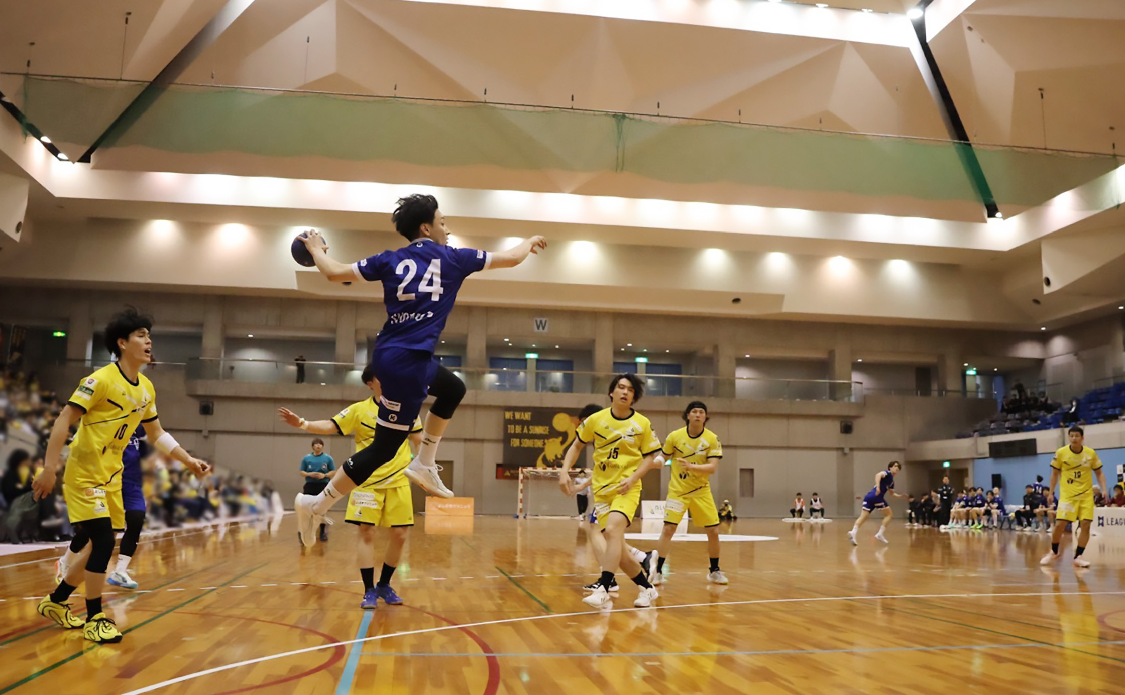 高い打点から豪快にシュートを放つ杉本選手。