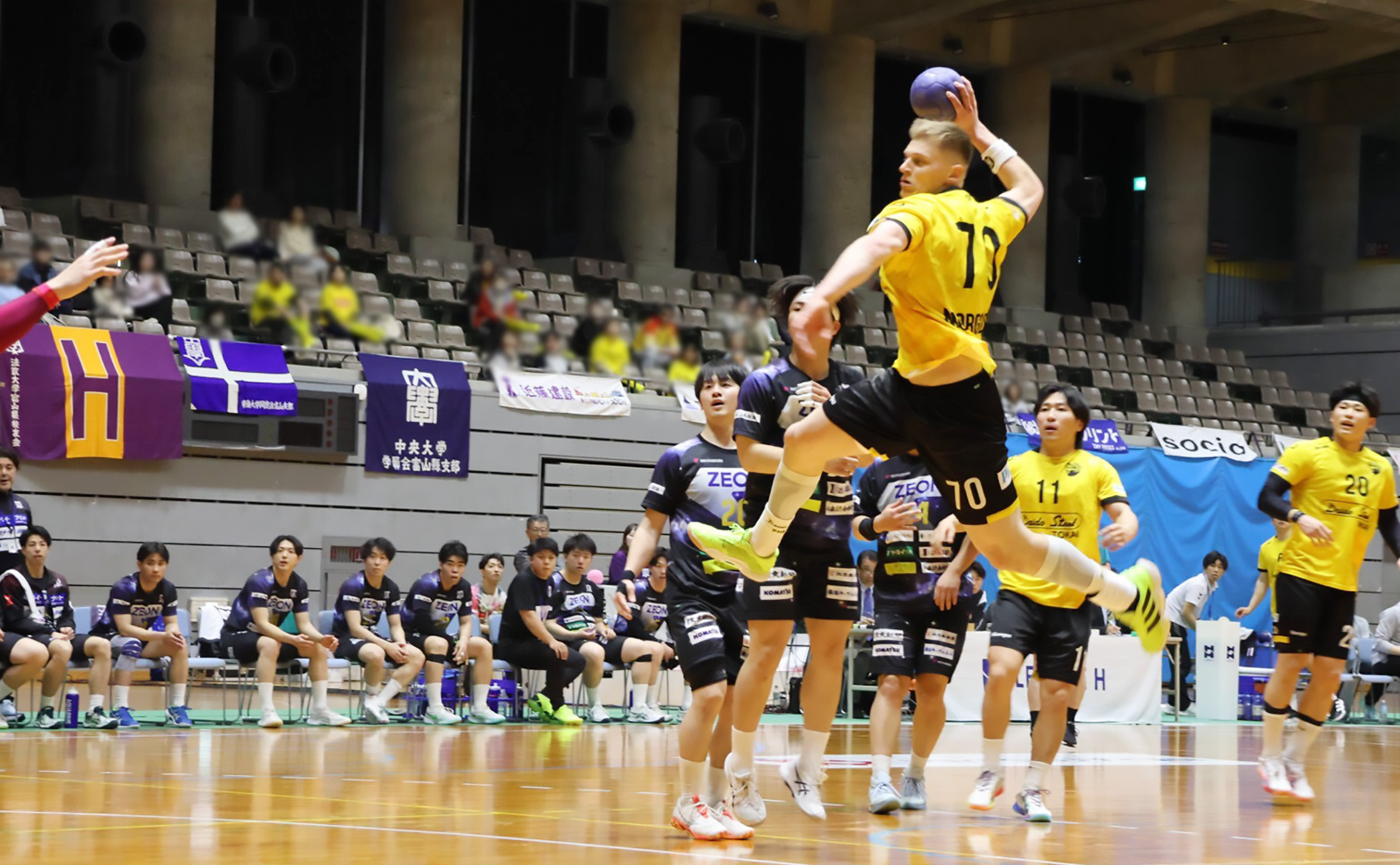 アルトゥル選手の力強いジャンプシュート。