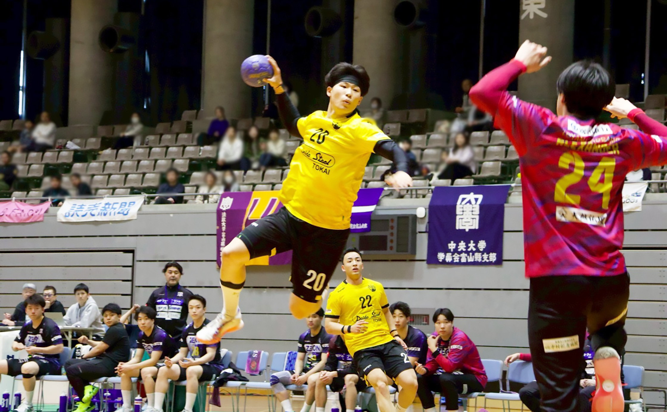 高い打点から豪快にシュートを放つ可児選手。