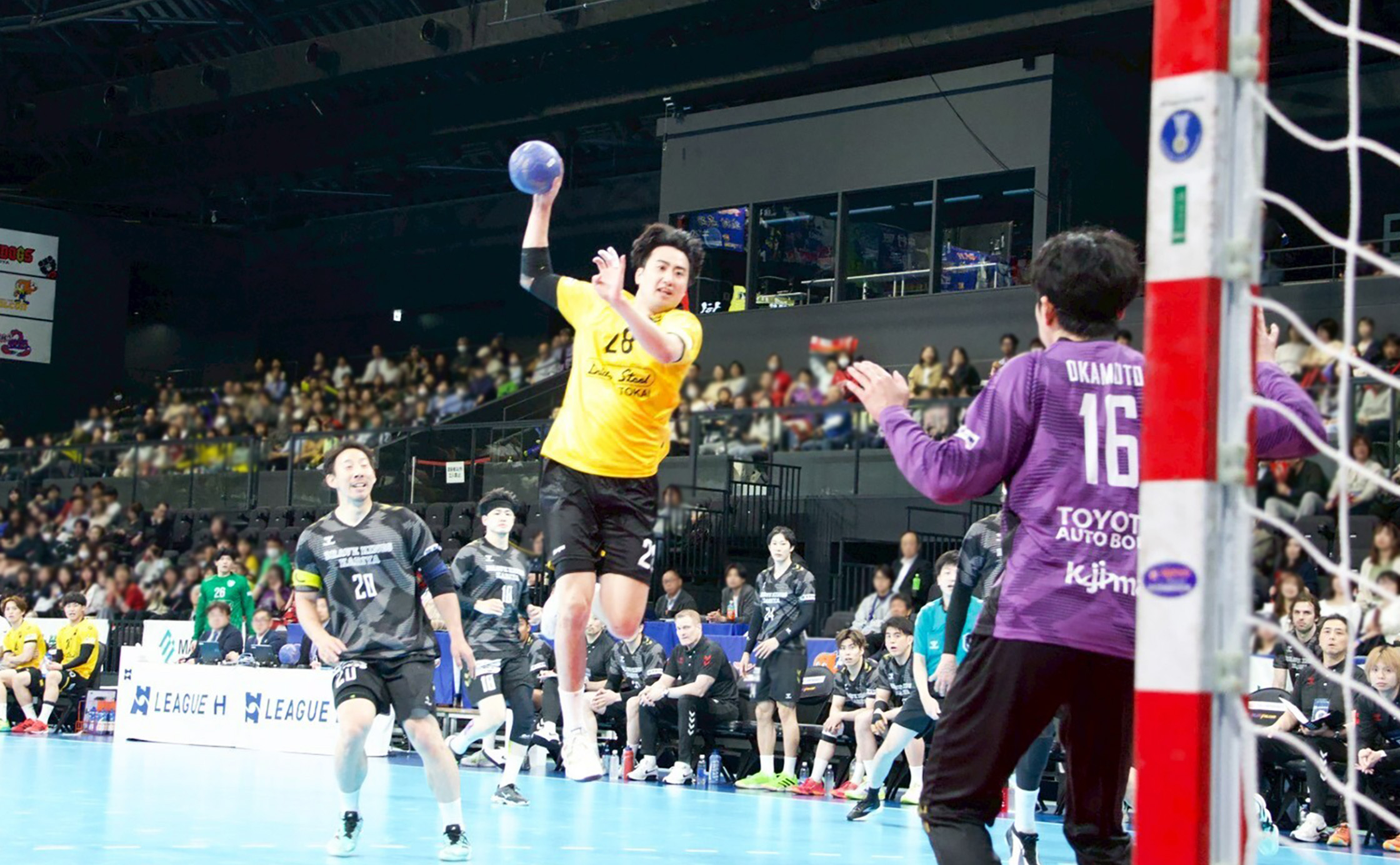 中田選手、フリーの体勢から力強いシュート
