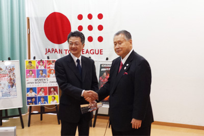 日本トップリーグ連携機構 森会長から表彰を受ける秋田部長 日本トップリーグ連携機構 森会長から表彰を受ける秋田部長