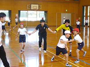 子供たちと一緒に鬼ごっこ 子供たちと一緒に鬼ごっこ