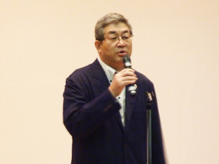 挨拶する新貝オーナー 挨拶する新貝オーナー