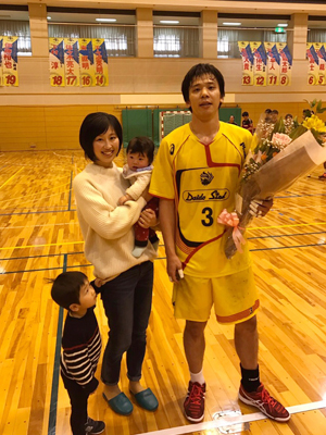 野村選手のご家族から記念の花束が贈られました。 野村選手のご家族から記念の花束が贈られました。