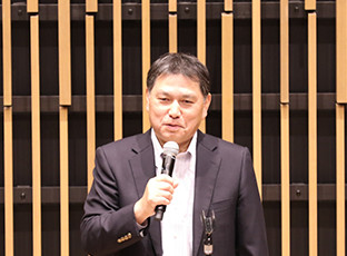 "挨拶する西村オーナー 挨拶する西村オーナー